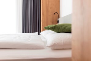 客房内保险箱、办公桌、隔音、婴儿床