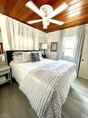 2 bedrooms, desk, iron/ironing board, WiFi - Casa Amistad 2 - Third House From the Beach (Englewood)