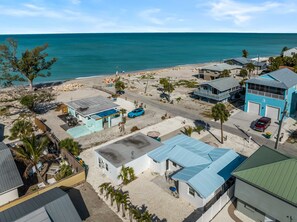 Una zona residenziale sulla costa, con case, una spiaggia e una vista libera sull'oceano.