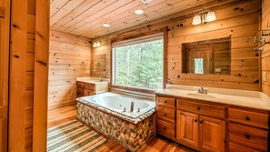 Combined shower/bathtub, jetted bath, hair dryer, towels