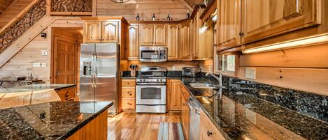 冷蔵庫、電子レンジ、オーブン、コンロ