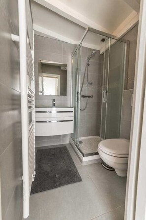 Douche, sèche-cheveux, serviettes fournies