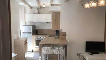 Réfrigérateur, micro-ondes, cafetiÚre/bouilloire, grille-pain