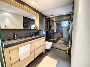 Shower, hair dryer, towels, soap - ☀️ Magnifique cottage LES BOIS MURÉS (Grasse)