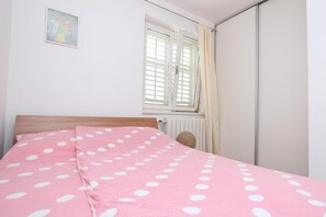 Appartement, 2 chambres, balcon | 2 chambres, fer et planche à repasser, accès au Wi-Fi (inclus)