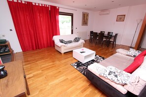 Appartement, 2 chambres, balcon | Aire de séjour | Téléviseur à écran plat de 45 po avec télévision par satellite