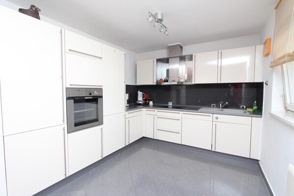 Apartment, 2 Bedrooms, Balcony | Private kitchen