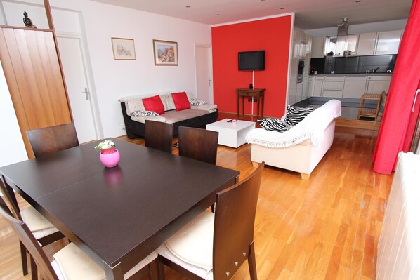 Appartement, 2 chambres, balcon | Cuisine privée | Réfrigérateur, four à micro-ondes, un four, surface de cuisson
