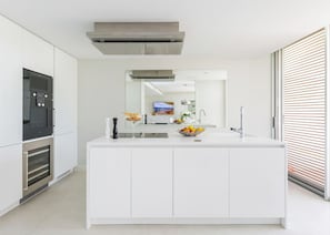 冰箱、微波炉、烤箱、洗碗机