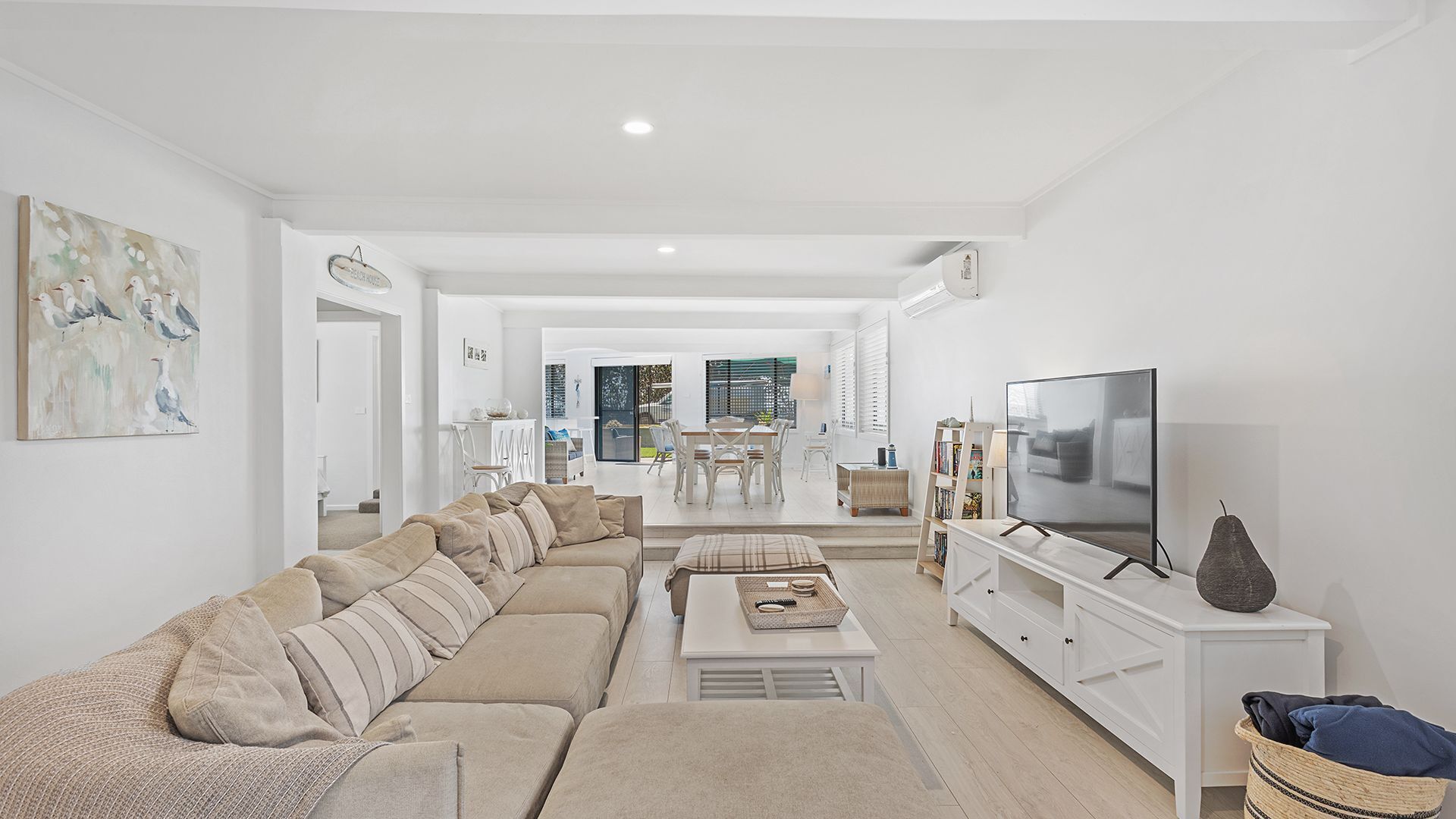 Smart TV, Netflix, books, streaming services