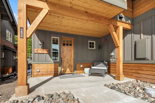 4 Master Suites in PRIME location! Walk to Golf, the Spa, and Portals!