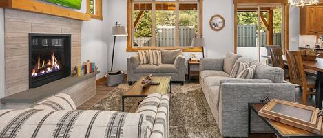 Smart TV, chimenea y tenis de mesa