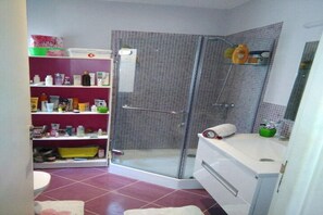 Dusche, Handtücher, Toilettenpapier