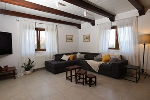Villa (Three Bedroom Villa with Swimming Poo) | Vardagsrum | 25-centimeters tv med satellitkanaler