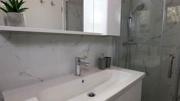 ヴィラ (Three Bedroom Villa with Swimming Poo) | バスルーム | シャワー、タオル