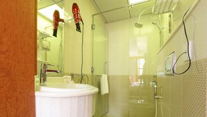 Ein Badezimmer mit Waschbecken, Toilette und Dusche.