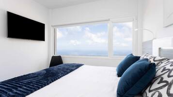 7 dormitorios, escritorio, tabla de planchar con plancha y cuna de viaje