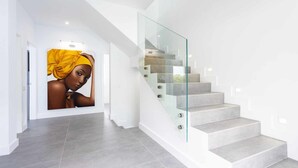 Eine moderne Treppe mit Glasgeländern und minimalistischem Design.