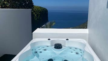 Banyera d'hidromassatge a l'aire lliure