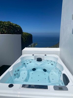 Outdoor spa tub - LUXURY HOLIDAY HOME IN EL SAUZAL (El Sauzal)