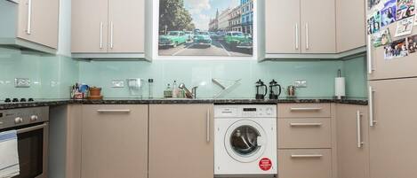 Kühlschrank, Mikrowelle, Ofen, Herdplatte