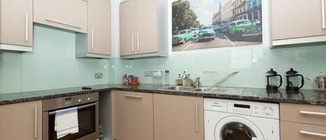 Kjøleskap, mikrobølgeovn, ovn og kokeplater