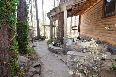 Private Mountain True Log Cabin Retreat with 2 Master Bedrooms