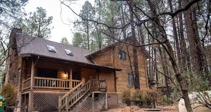 Private Mountain True Log Cabin Retreat with 2 Master Bedrooms