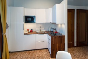 Réfrigérateur, micro-ondes, plaque de cuisson, lave-vaisselle