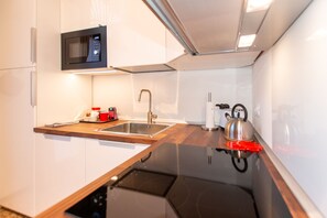 Kühlschrank, Mikrowelle, Herdplatte, Geschirrspüler