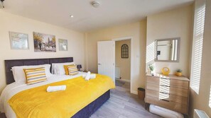 4 habitaciones, tabla de planchar con plancha, wifi y ropa de cama
