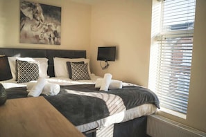 4 bedrooms, iron/ironing board, WiFi, bed sheets