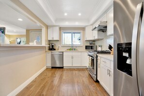 Fridge, microwave, oven, stovetop - WOW! Better Than A Hotel! SPACIOUS 4BR in SAN JOSE (San Jose)