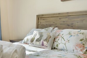 4 bedrooms, iron/ironing board, free WiFi, bed sheets