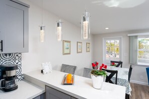 Dining - 100% NEW STUNNING BEACH HOME, GARDEN @ BEACH, RESERVED PARKING (Laguna Beach)