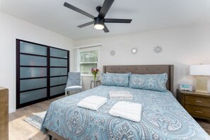 1 habitación, escritorio, tabla de planchar con plancha y cuna de viaje 