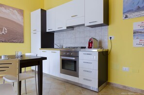 Een koelkast, een oven, een kookplaat, een vaatwasser