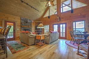 Smart TV, fireplace - Spectacular Views, Privacy and Hot Tub (Maggie Valley)
