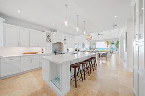 Fridge, microwave, oven, stovetop - Seas The Day (Georgetown)