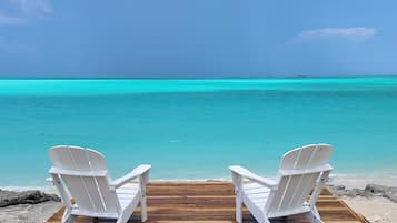 På stranden, solsenger og strandhåndklær