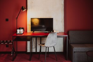 Habitació amb dos llits individuals superior | Decoració individual i escriptori 