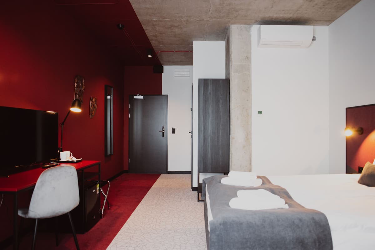 1 habitación, decoración personalizada y escritorio