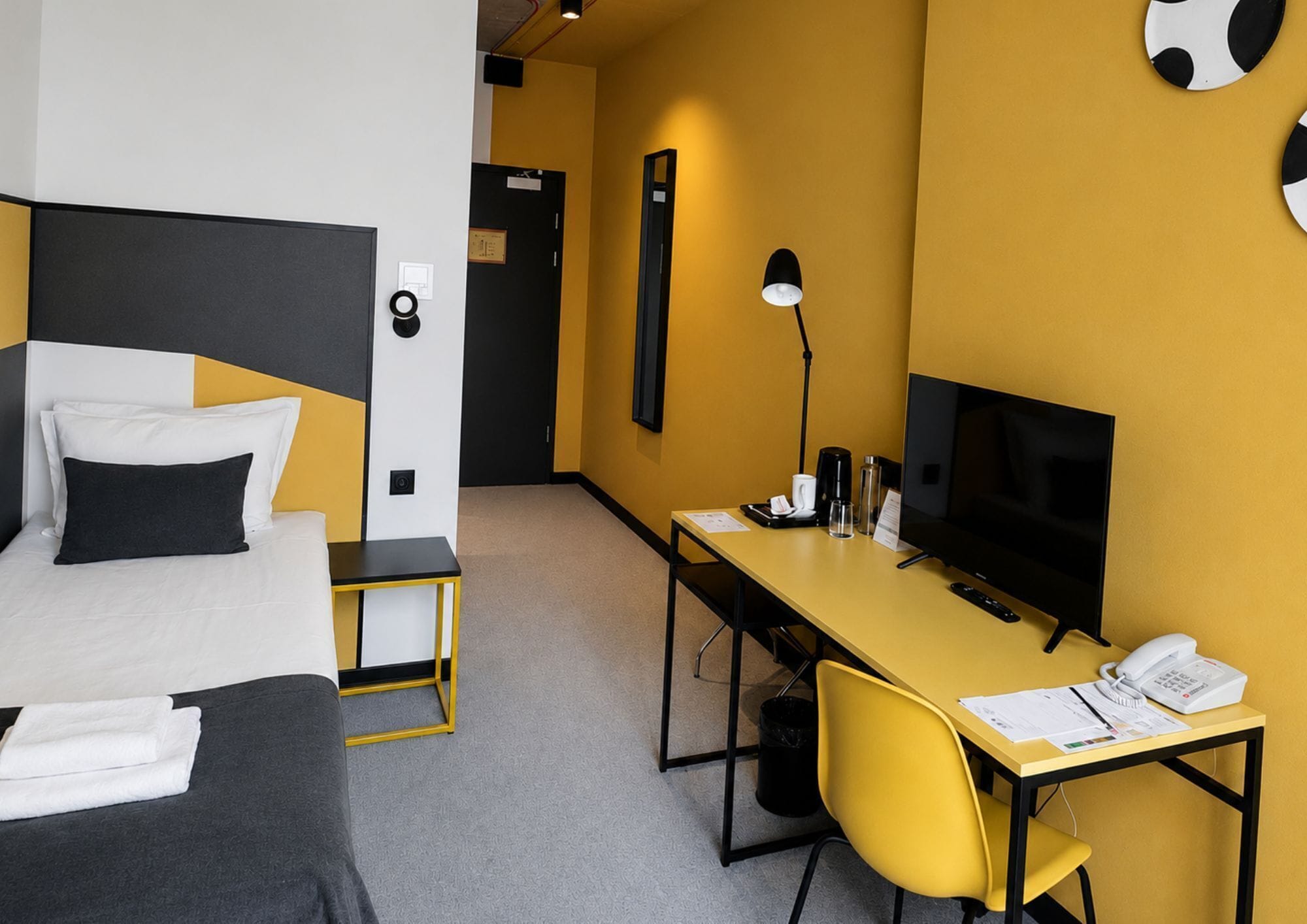 Chambre Simple | Bureau, espace de travail pour ordinateur portable, rideaux occultants