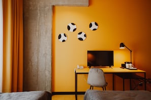 1 habitación, decoración personalizada y escritorio