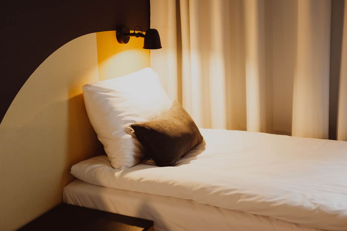 1 habitación, decoración personalizada y escritorio