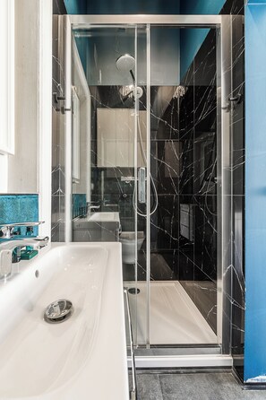 Appartement Exclusif | Salle de bain | Douche, serviettes fournies, savon, shampoing