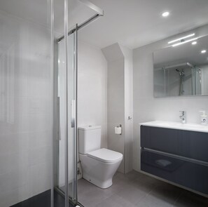 Suihku, hiustenkuivaaja, pyyhkeet