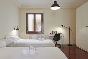 3 slaapkamers, een strijkplank/strijkijzer, gratis wifi, beddengoed