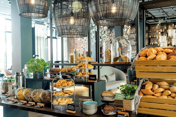 Petit déjeuner buffet servi tous les jours en supplément