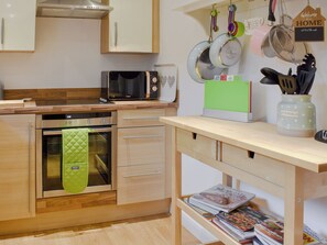 Oven, freezer - 2 bedroom accommodation in Kirkby Lonsdale (Kirkby Lonsdale)